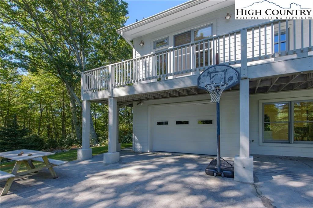 Image number 33 for the current listing