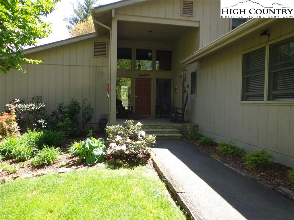 Image number 1 for the current listing