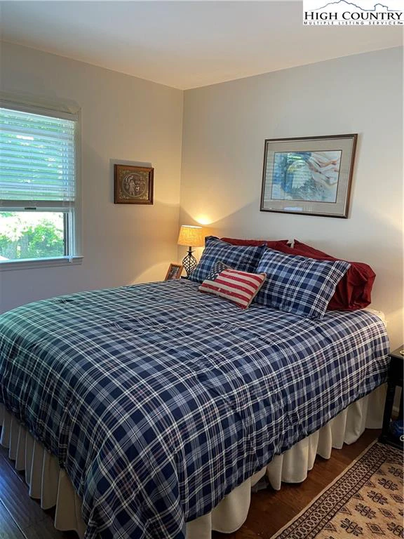 Image number 19 for the current listing