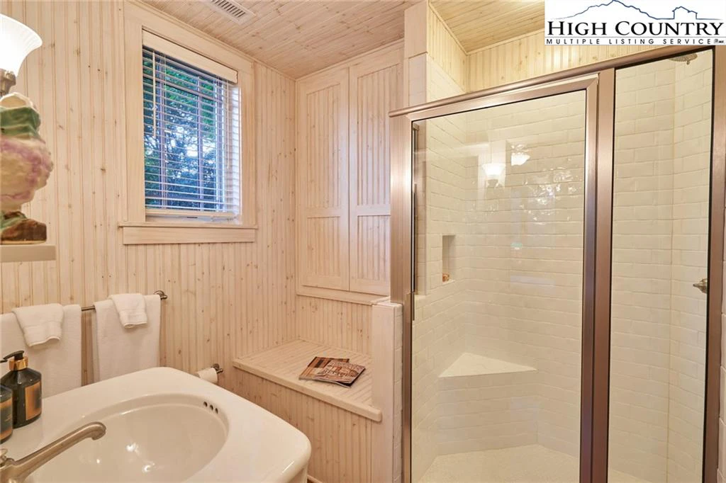 Image number 9 for the current listing