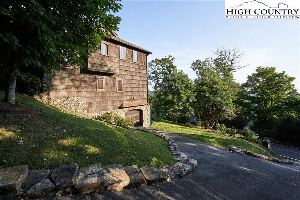 Image number 19 for the current listing
