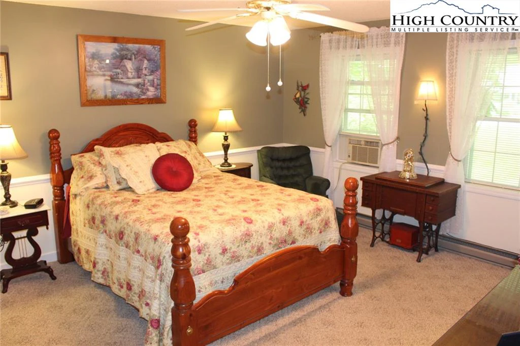 Image number 10 for the current listing