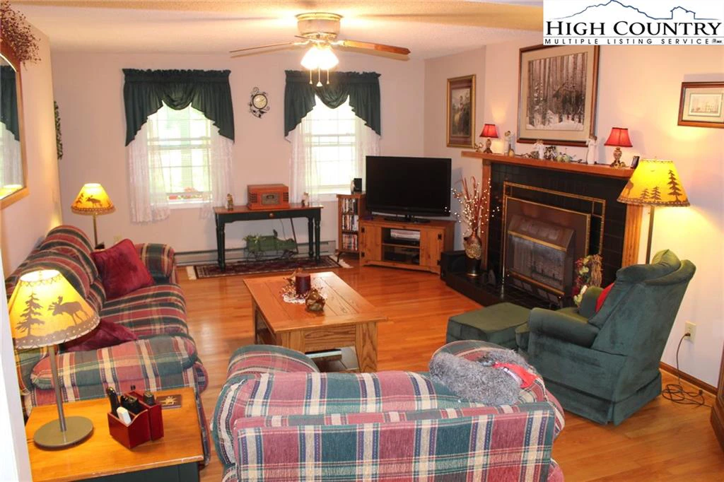 Image number 14 for the current listing
