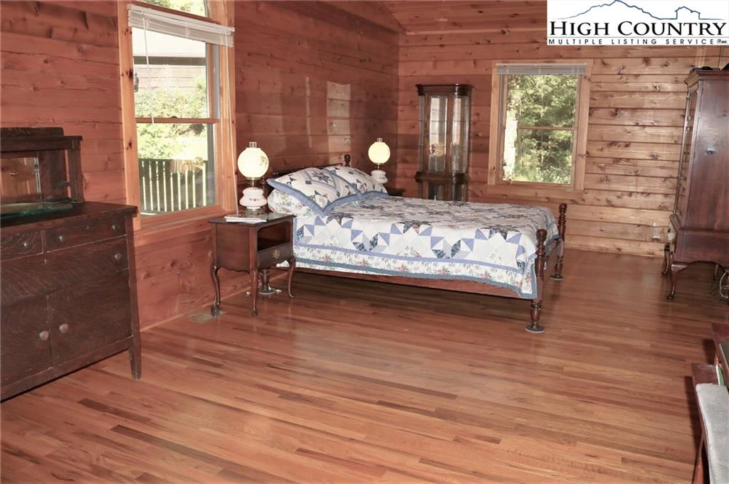 Image number 8 for the current listing