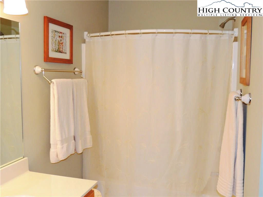 Image number 14 for the current listing