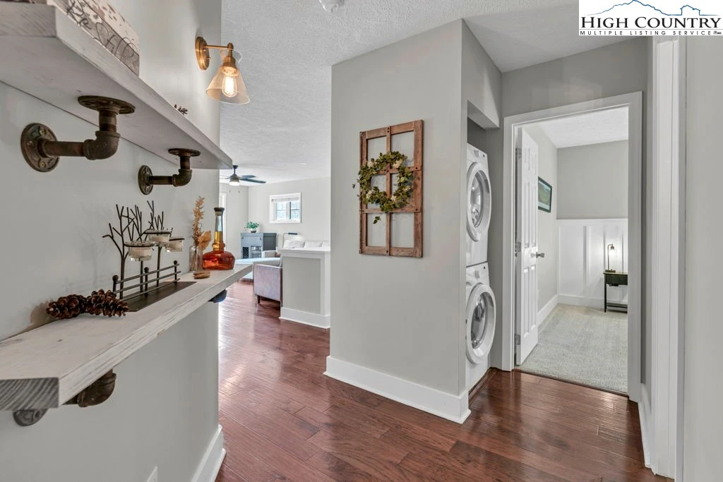 Image number 4 for the current listing