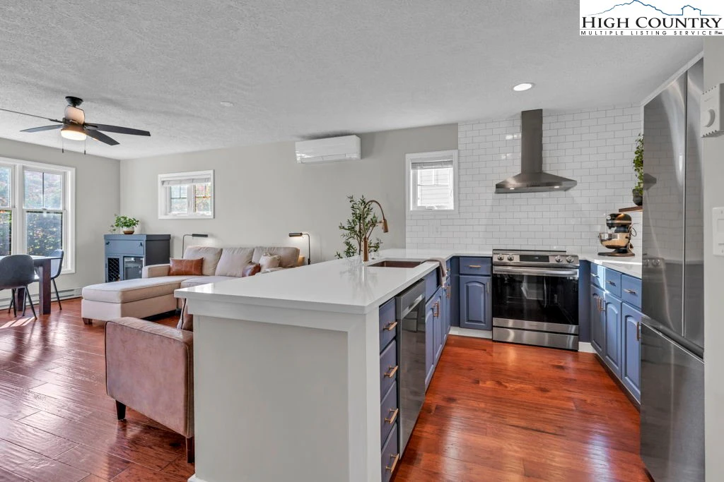 Image number 1 for the current listing