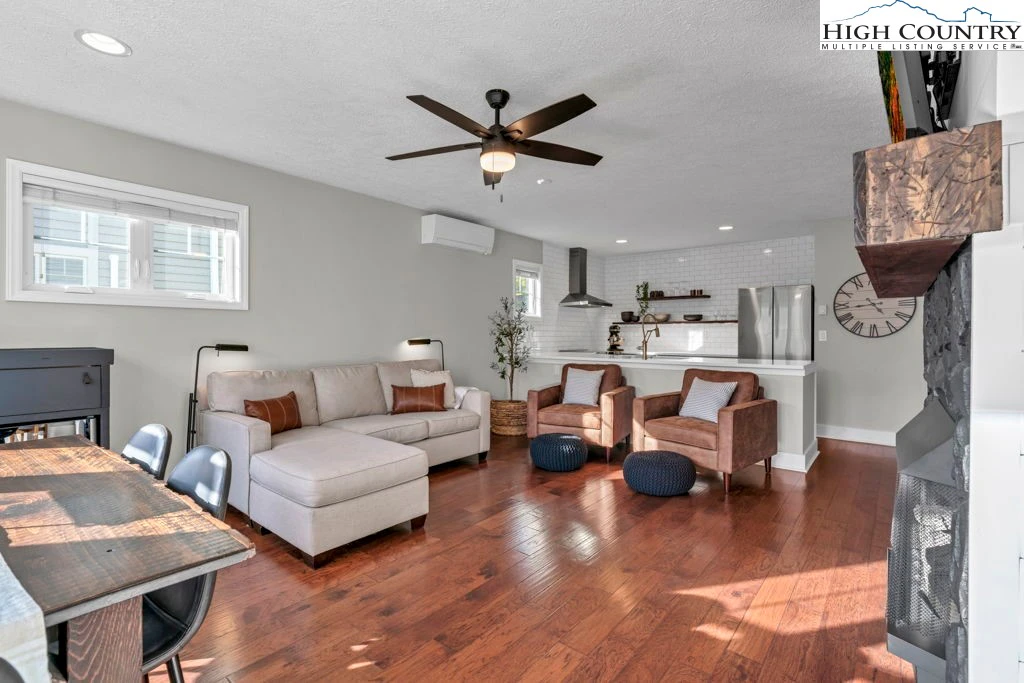 Image number 21 for the current listing