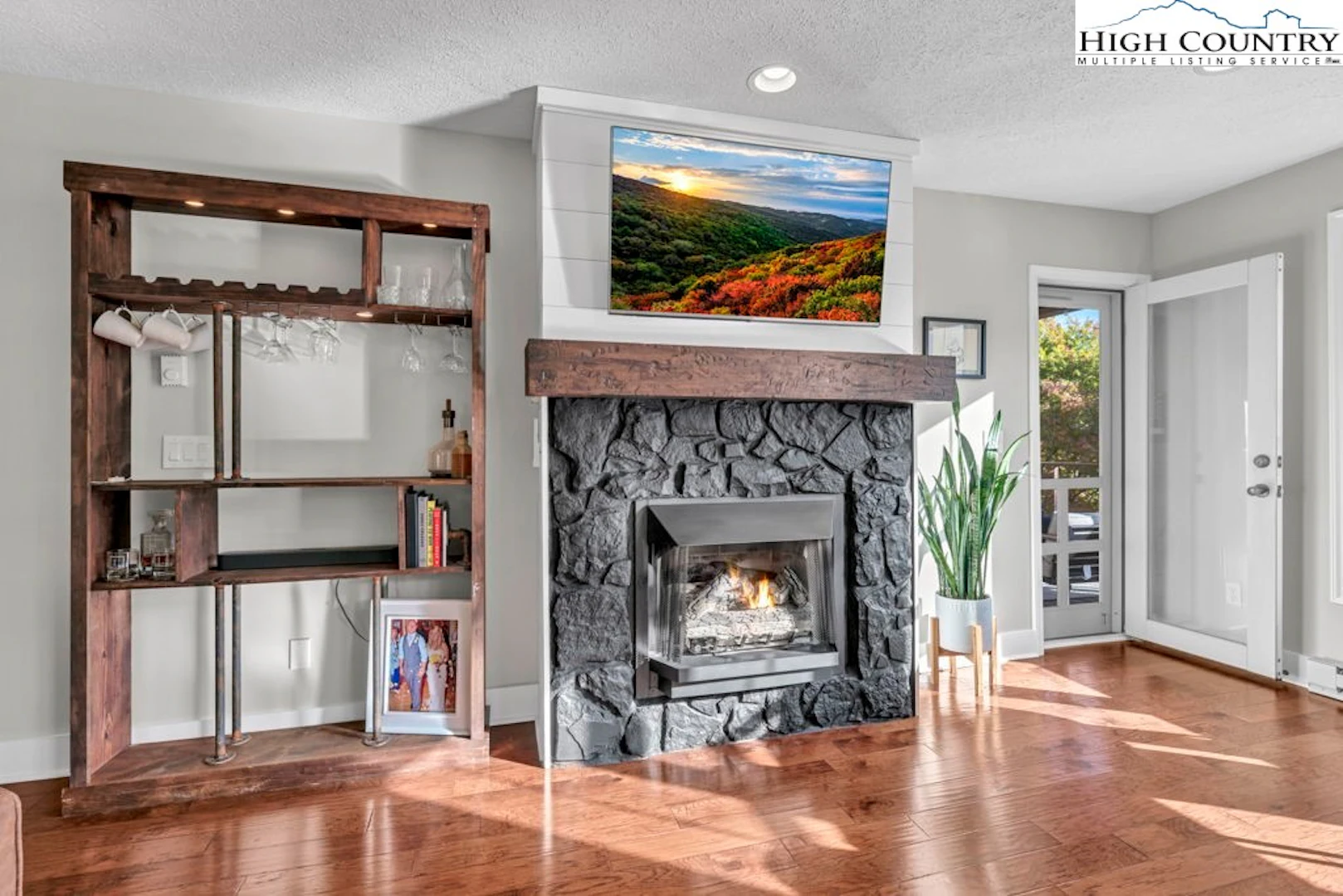 Image number 18 for the current listing