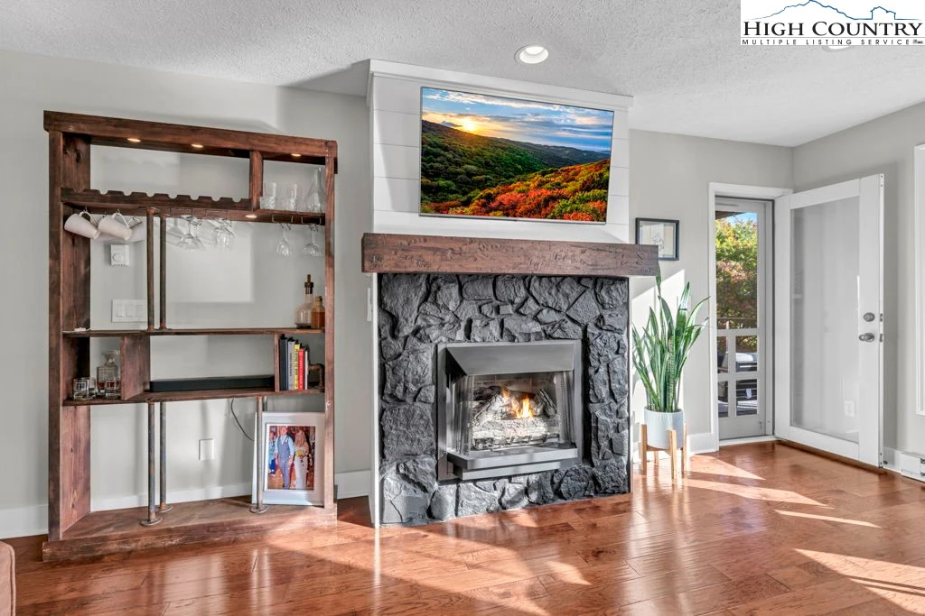 Image number 18 for the current listing