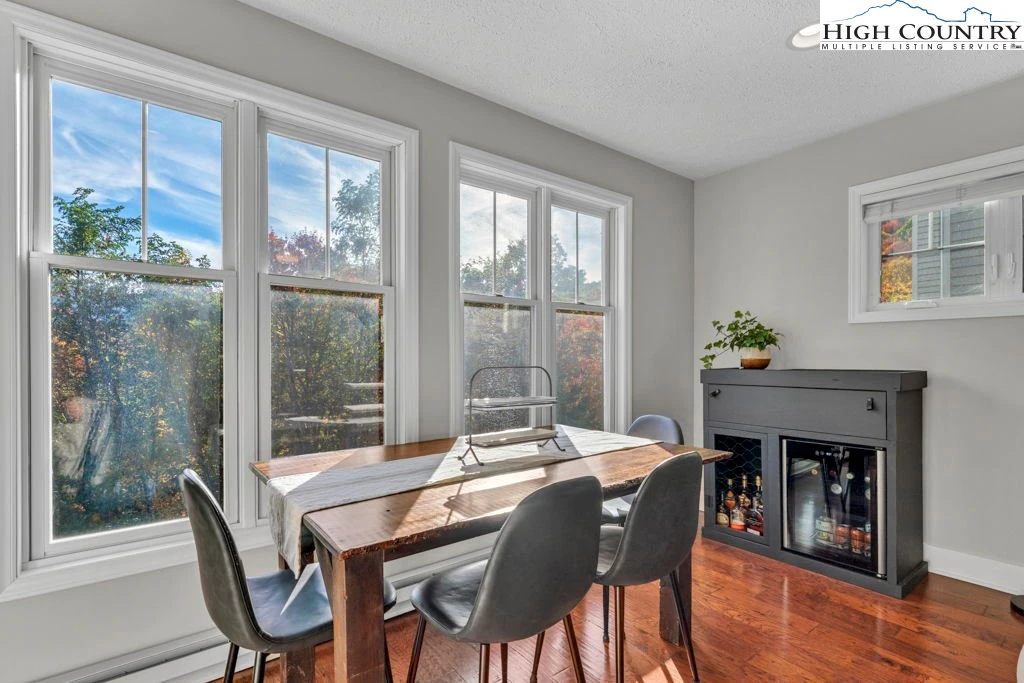 Image number 2 for the current listing