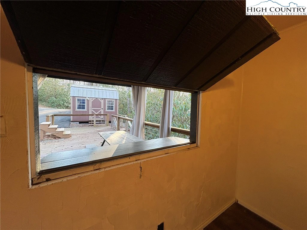 Image number 17 for the current listing