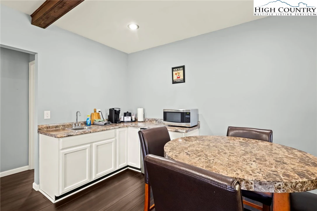 Image number 1 for the current listing
