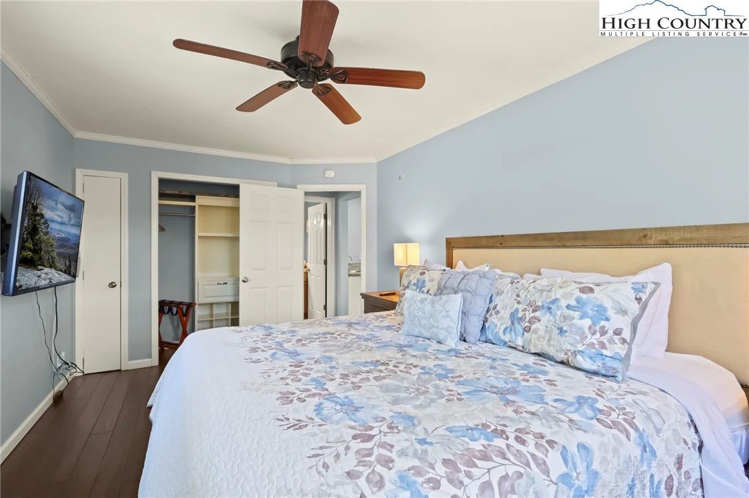 Image number 9 for the current listing