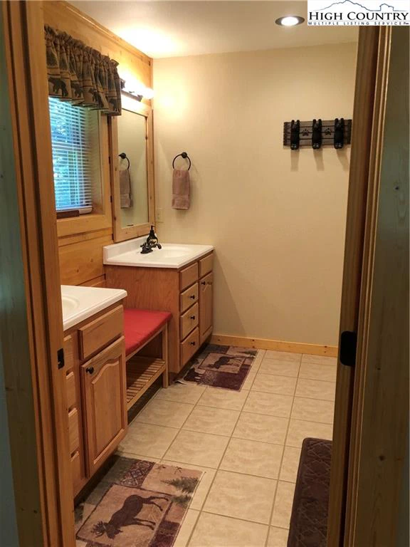Image number 11 for the current listing