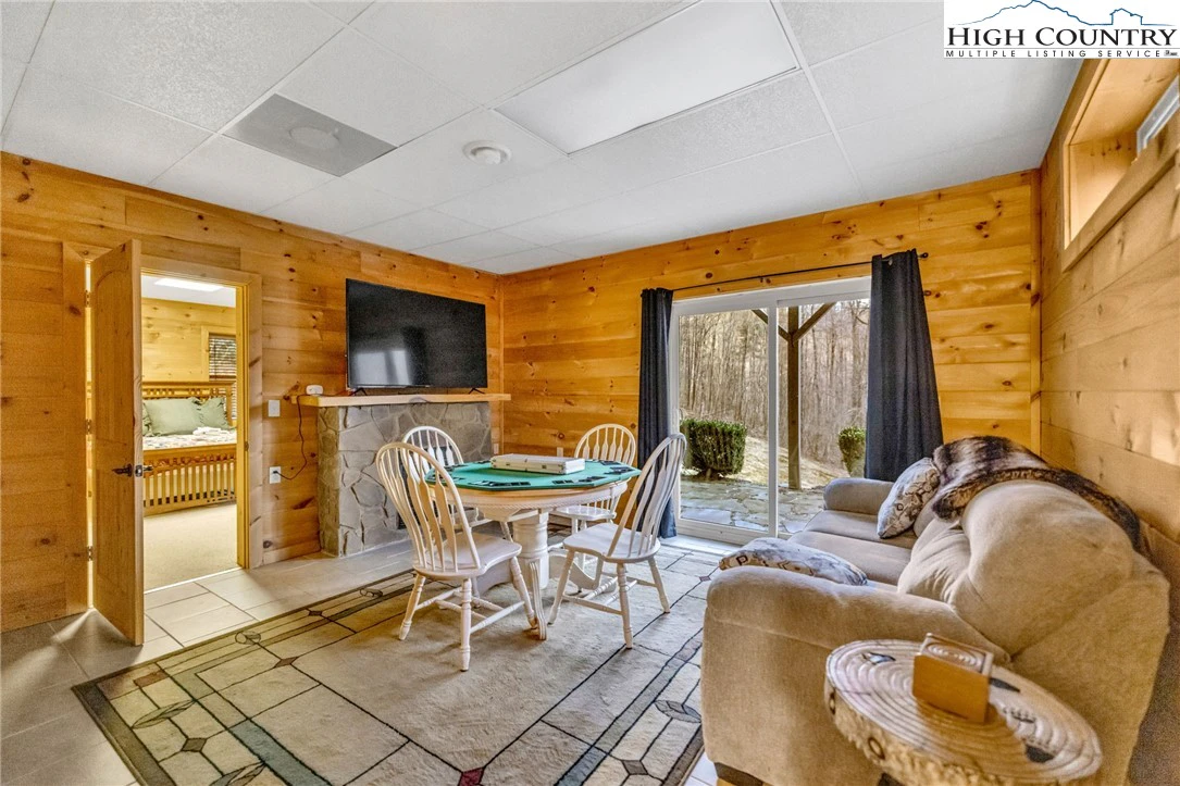 Image number 13 for the current listing