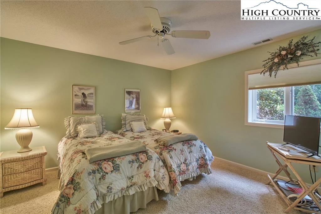 Image number 9 for the current listing