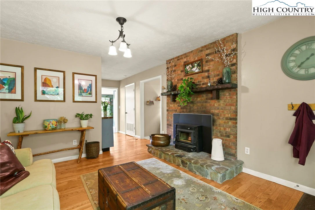 Image number 14 for the current listing