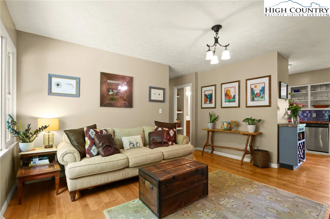 Image number 3 for the current listing