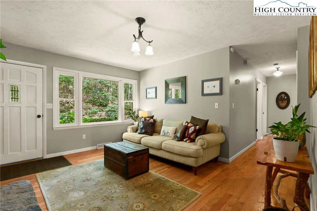 Image number 4 for the current listing