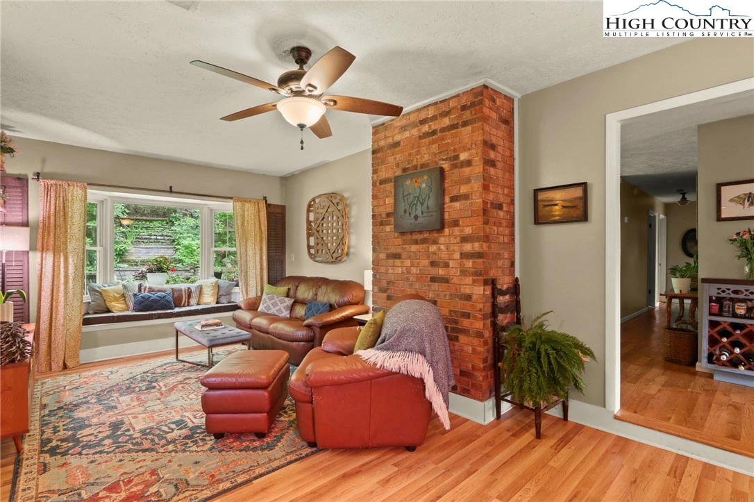 Image number 5 for the current listing
