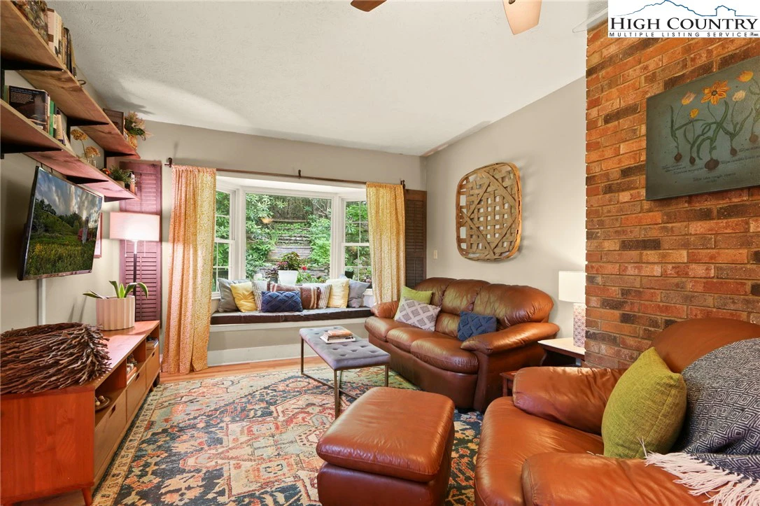 Image number 7 for the current listing