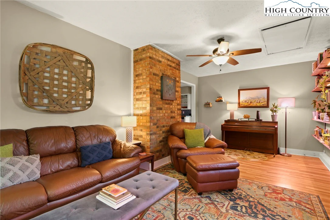 Image number 8 for the current listing