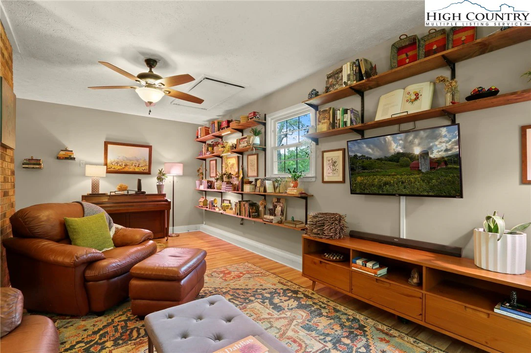 Image number 9 for the current listing
