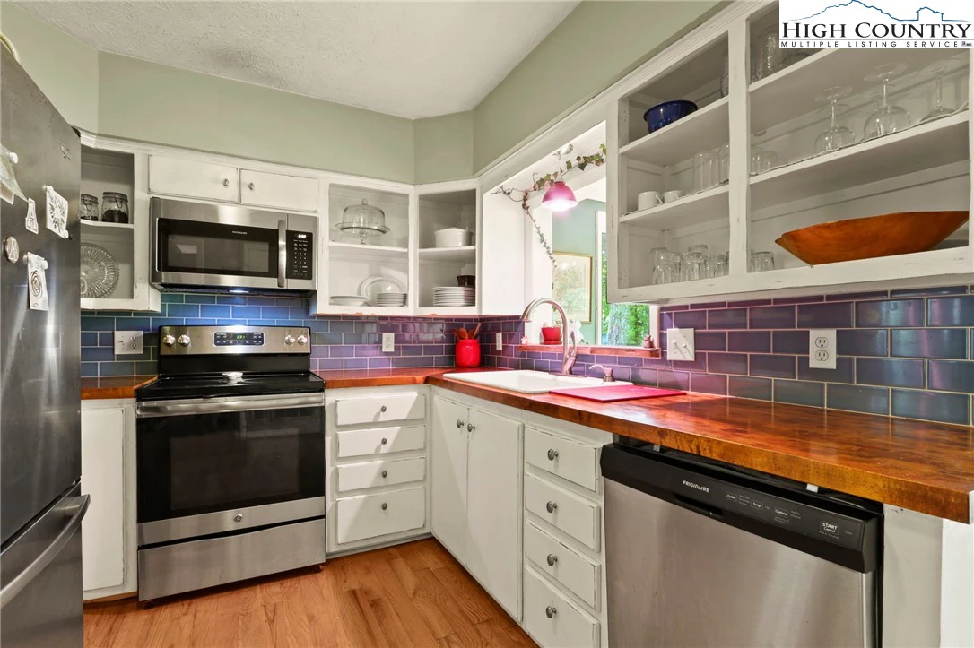 Image number 11 for the current listing