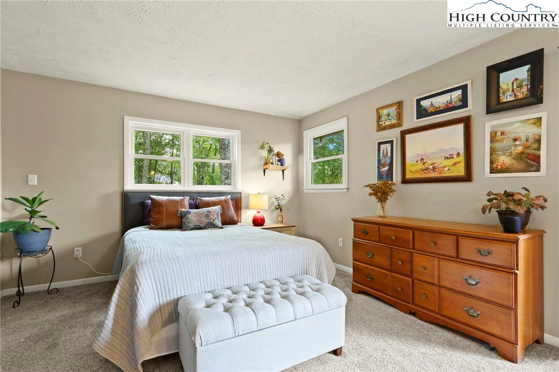 Image number 19 for the current listing