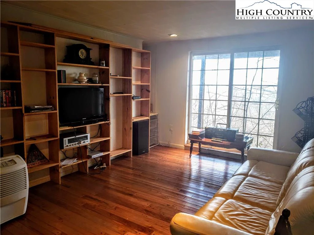 Image number 2 for the current listing