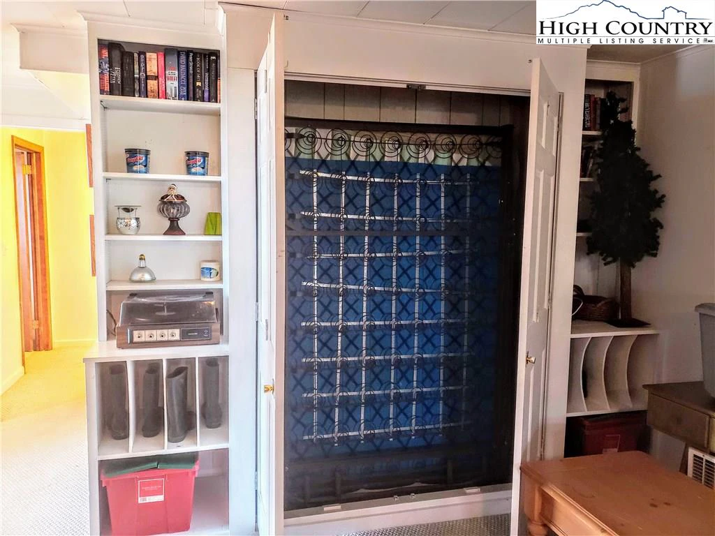 Image number 9 for the current listing