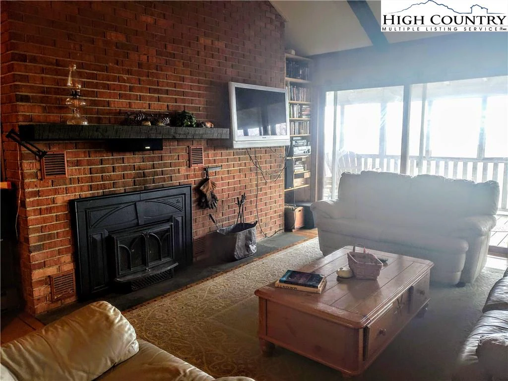 Image number 17 for the current listing