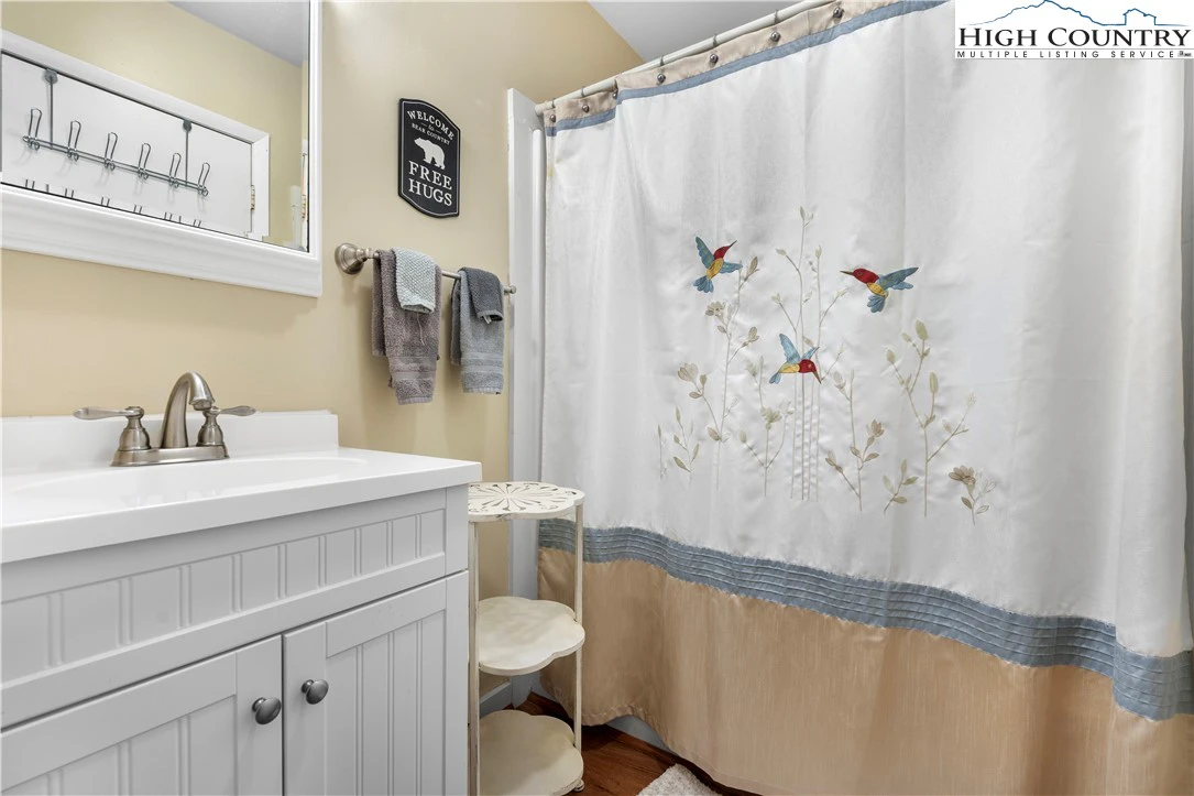 Image number 11 for the current listing