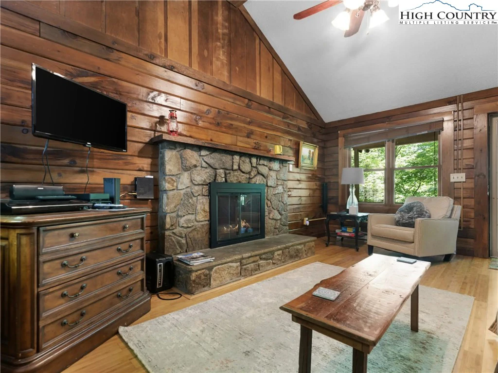 Image number 18 for the current listing