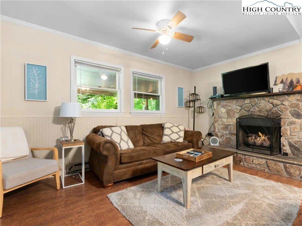 Image number 5 for the current listing