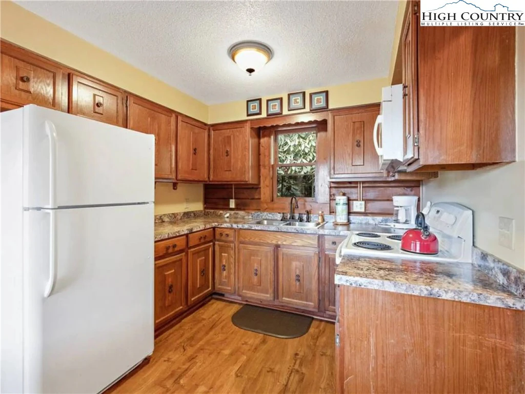 Image number 19 for the current listing