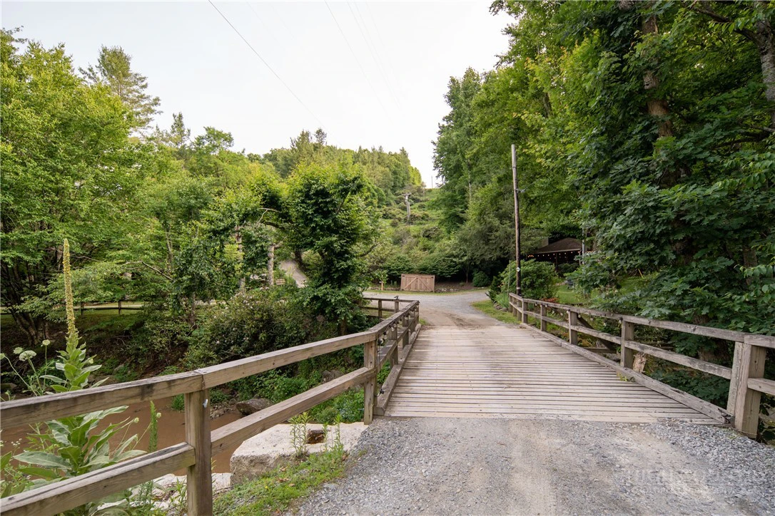 Image number 16 for the current listing