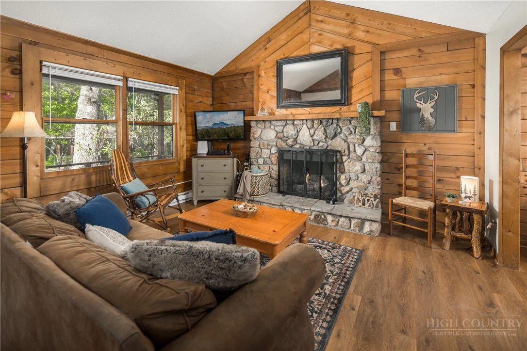Image number 17 for the current listing