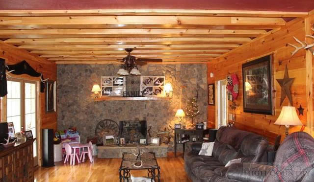 Image number 17 for the current listing