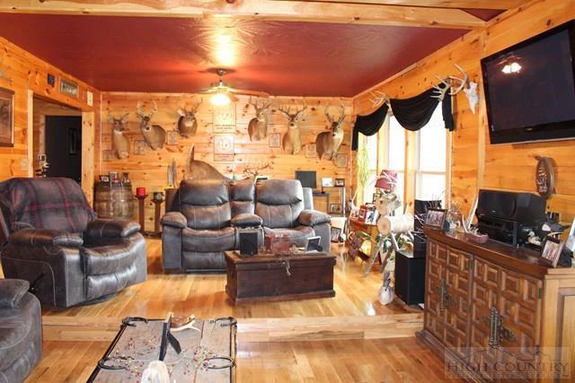 Image number 16 for the current listing