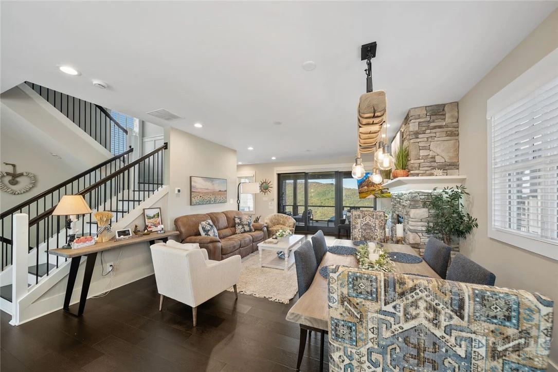 Image number 9 for the current listing