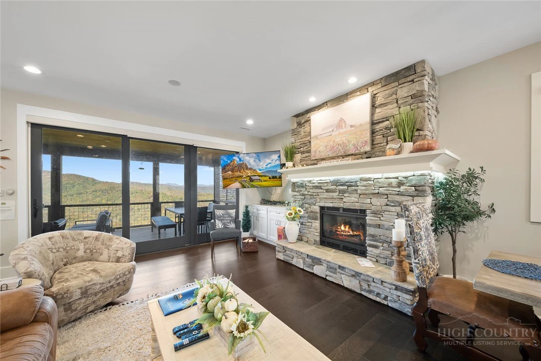Image number 11 for the current listing