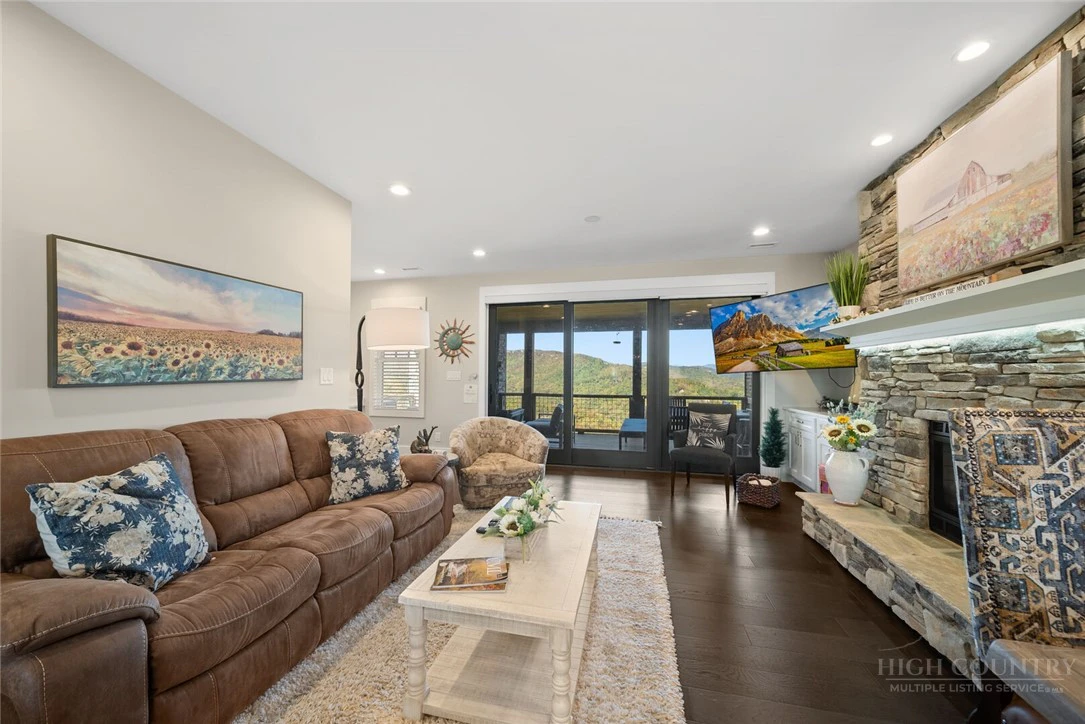 Image number 10 for the current listing