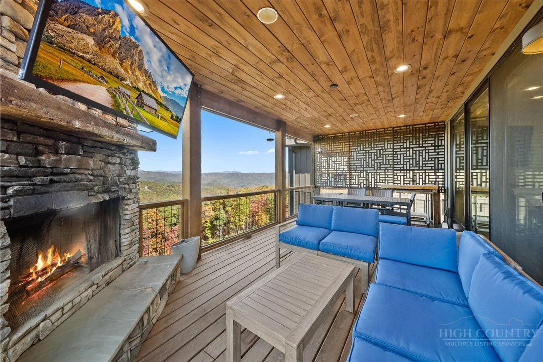 Image number 14 for the current listing