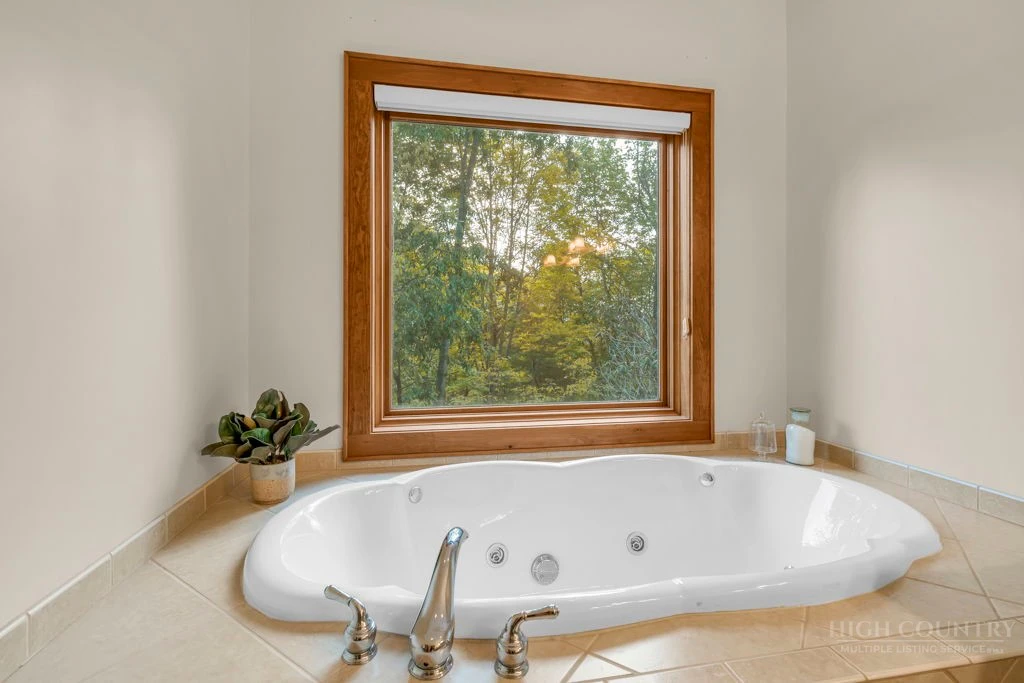 Image number 7 for the current listing