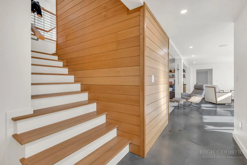 Image number 2 for the current listing