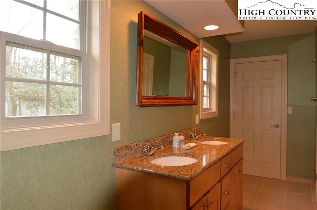 Image number 8 for the current listing