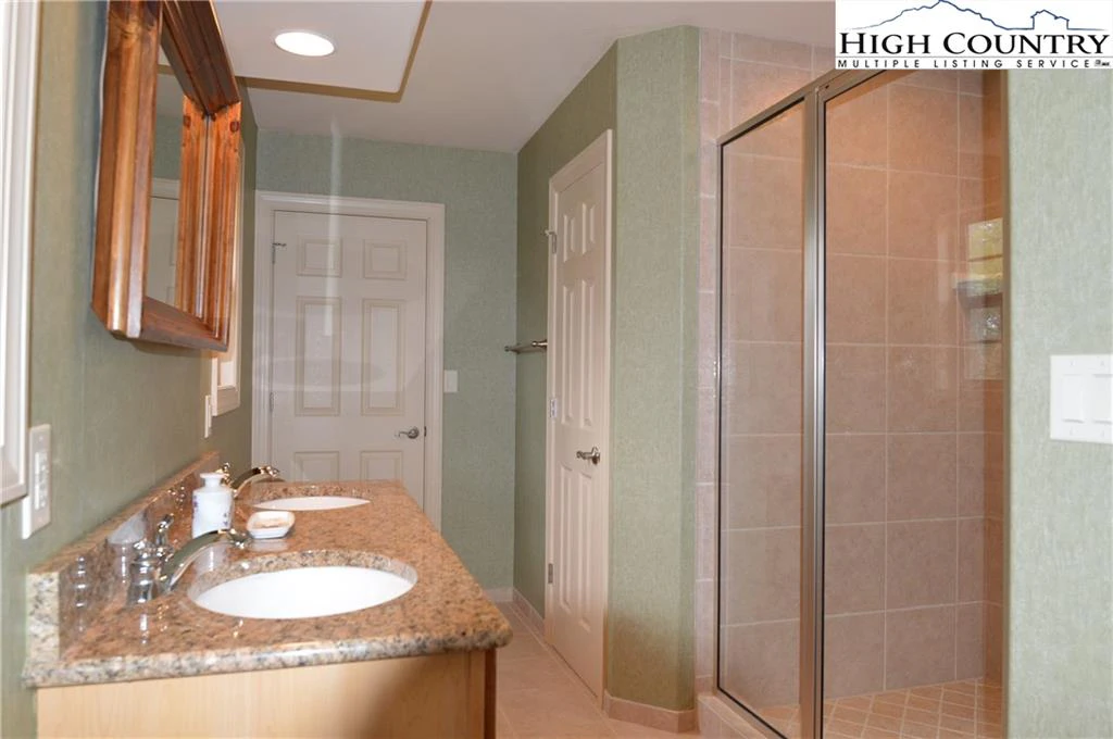Image number 9 for the current listing