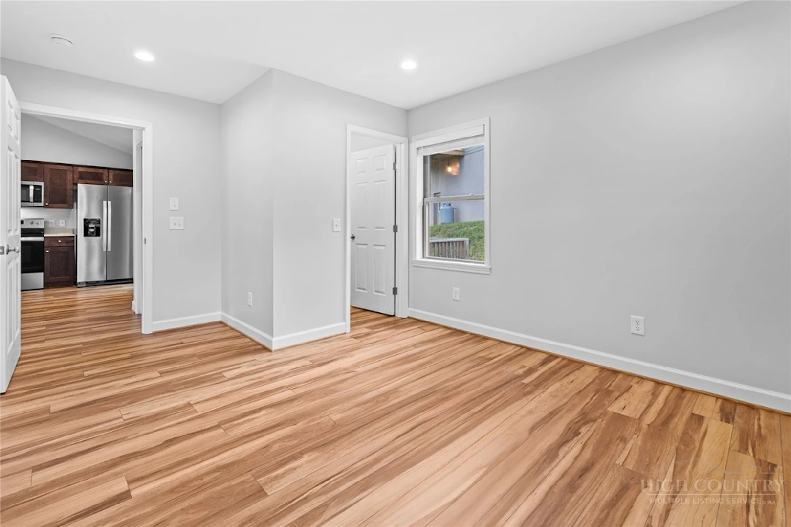 Image number 15 for the current listing